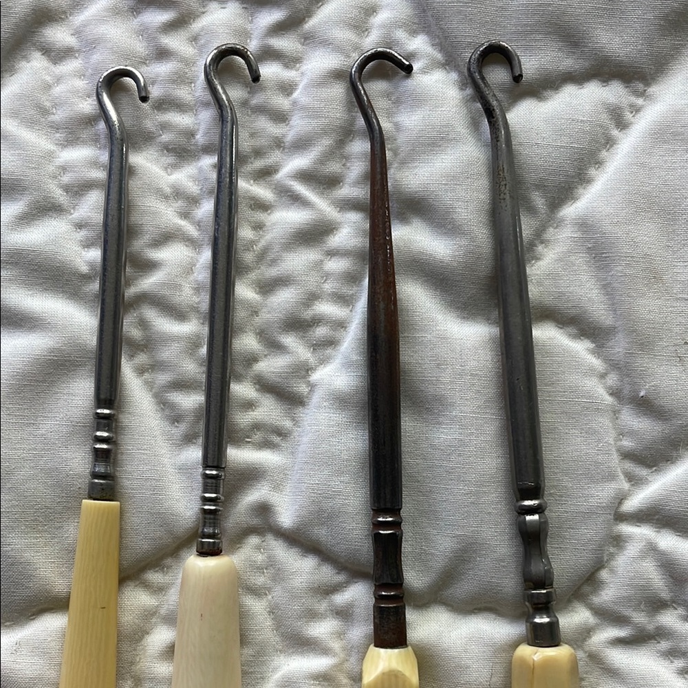 Vintage Victorian Shoe Button Hook Set in Cream and Silver - Picture 5 of 6